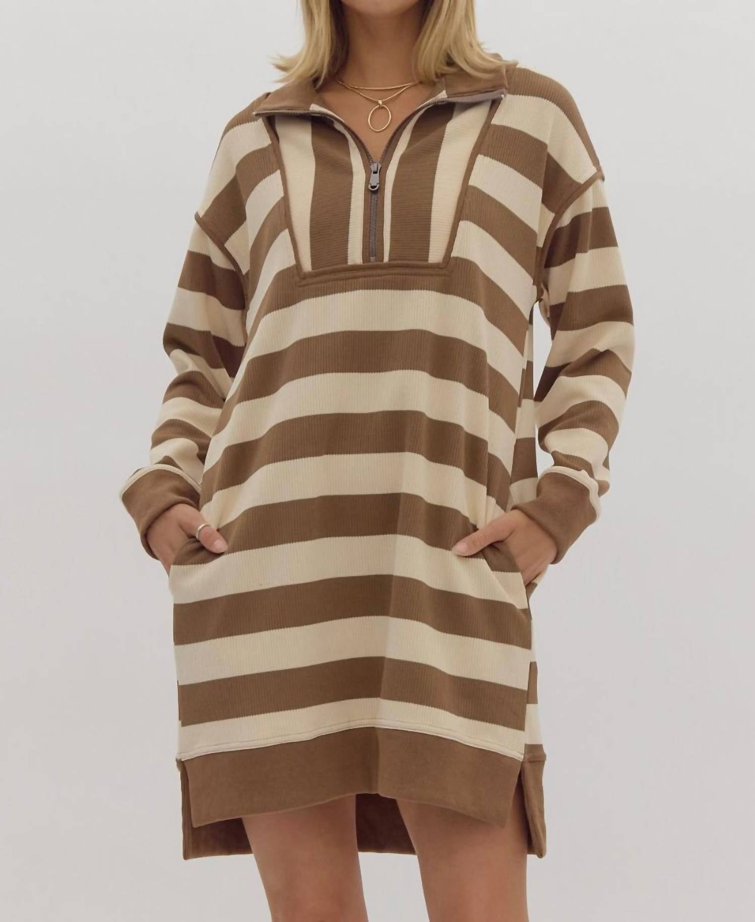 

Полосатое короткое платье с длинными рукавами и застежкой-молнией цвета мокко entro, цвет mocha