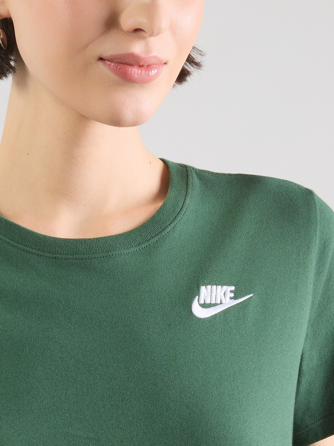 Nike Sportswear Футболка 'Club Essential' в зеленом цвете — фото 2