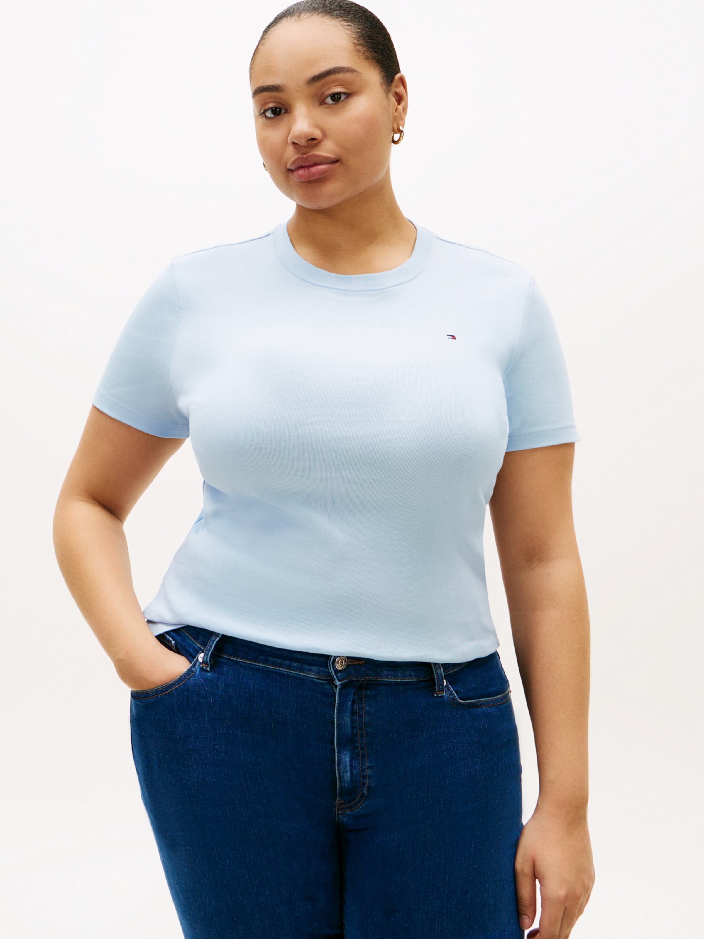 Tommy Hilfiger Curve Футболка 'Cody' в пастельно-голубом цвете — фото 3