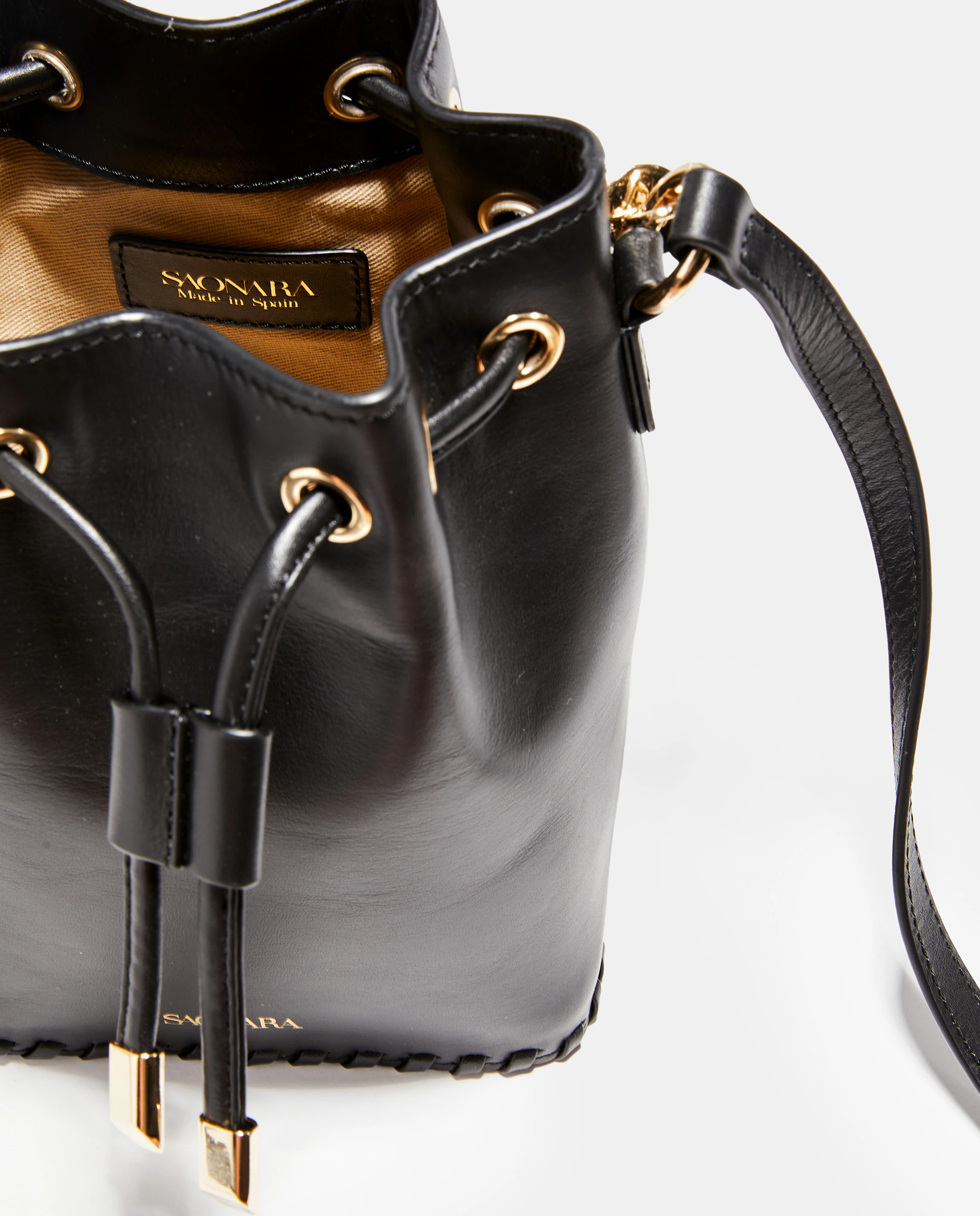 

Маленькая кожаная сумка-ведро с наплечным ремнем Saonara, черный