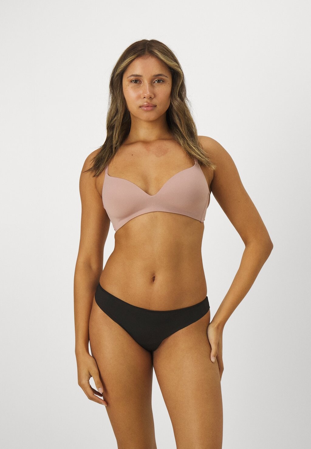 

Стринги INVISIBLE BRASILIAN 3 PACK Hunkemöller, цвет black