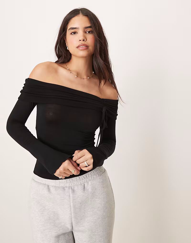 

Топ Gina Tricot с открытыми плечами, длинными рукавами, отделкой рюшами и расклешенными рукавами черного цвета