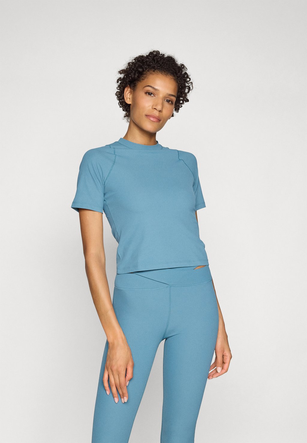 

Спортивная футболка W NK INF DF SS WD Nike Performance, синий