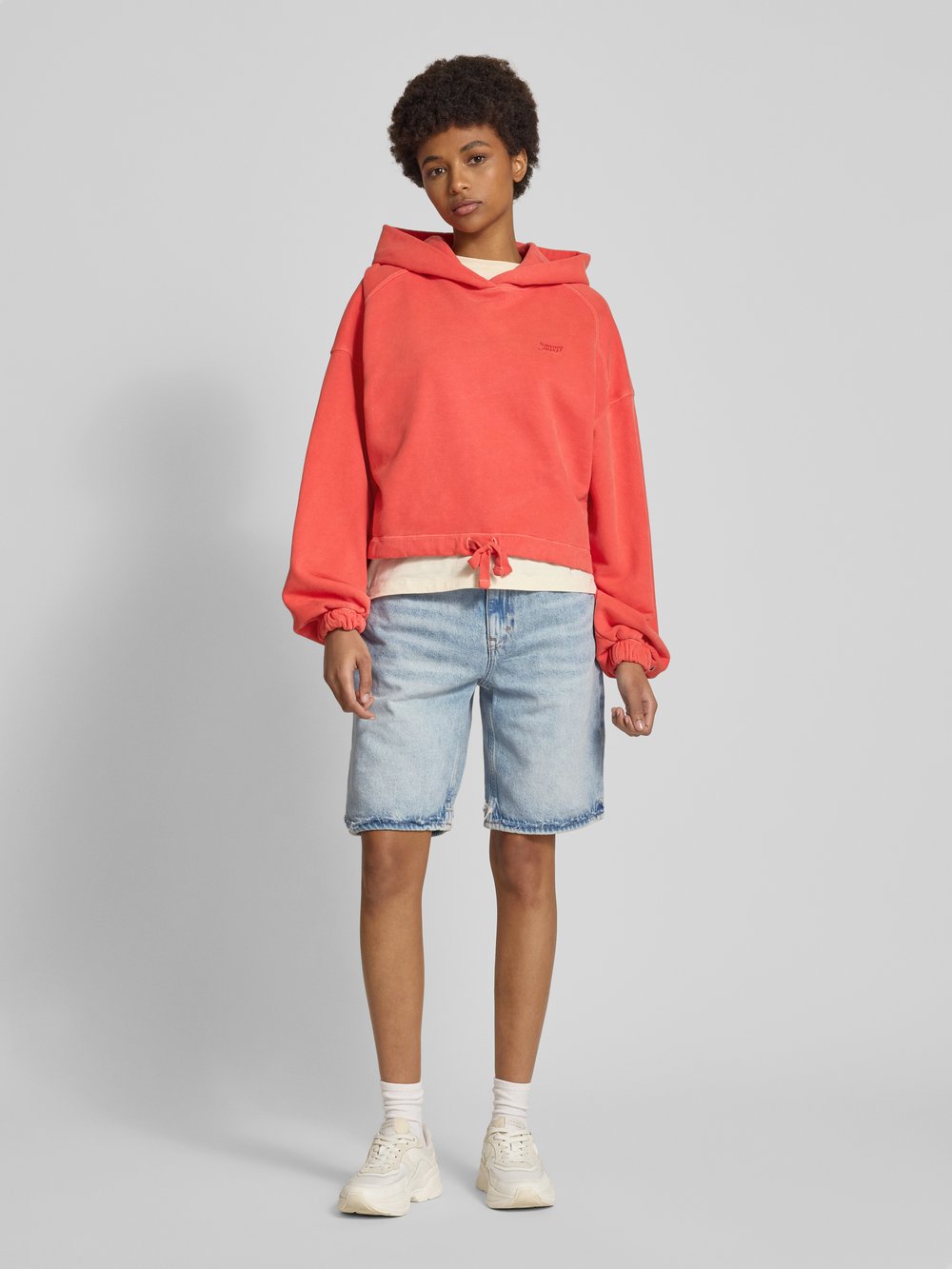 

Бермуды свободного кроя из смеси хлопка и лиоцелла, модель «MIA» Tommy Jeans, светло-голубой