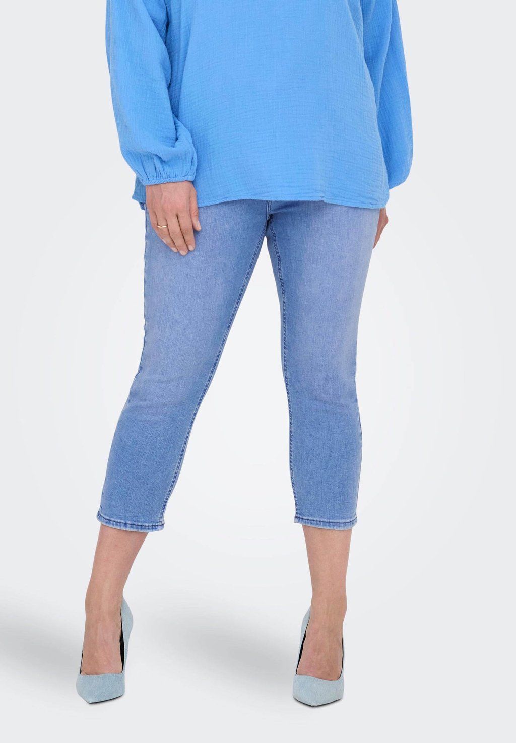 

Узкие джинсы CARWILLY REG WAIST CAPRI NOOS ONLY Carmakoma, цвет Special Bright Blue Denim
