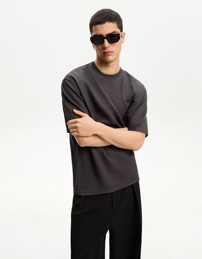 

Футболка с короткими рукавами из ткани сирсакер Bershka, серый