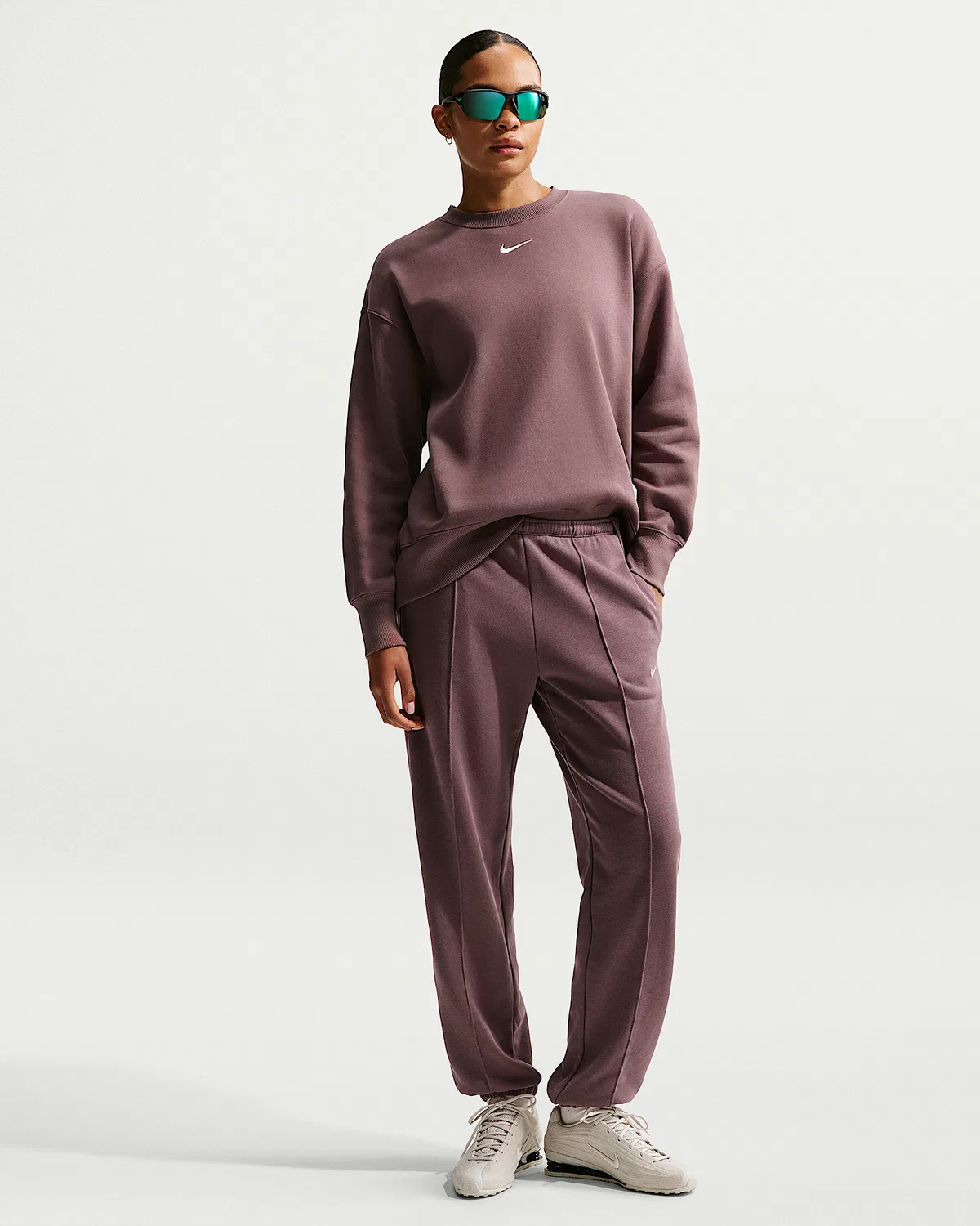 Женский оверсайз свитшот с круглым вырезом Nike Sportswear Phoenix Fleece, Tattoo/Sail — фото 4