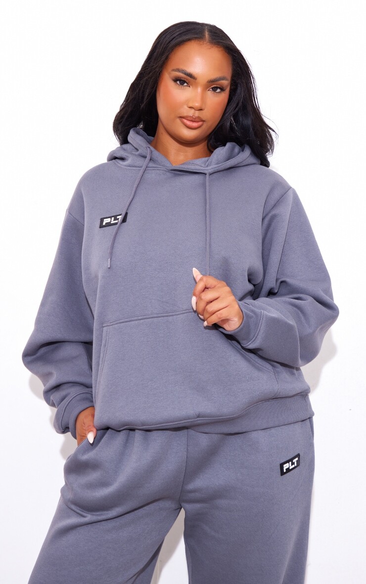 

PrettyLittleThing Плюс Темно-угольный худи с логотипом Oversized
