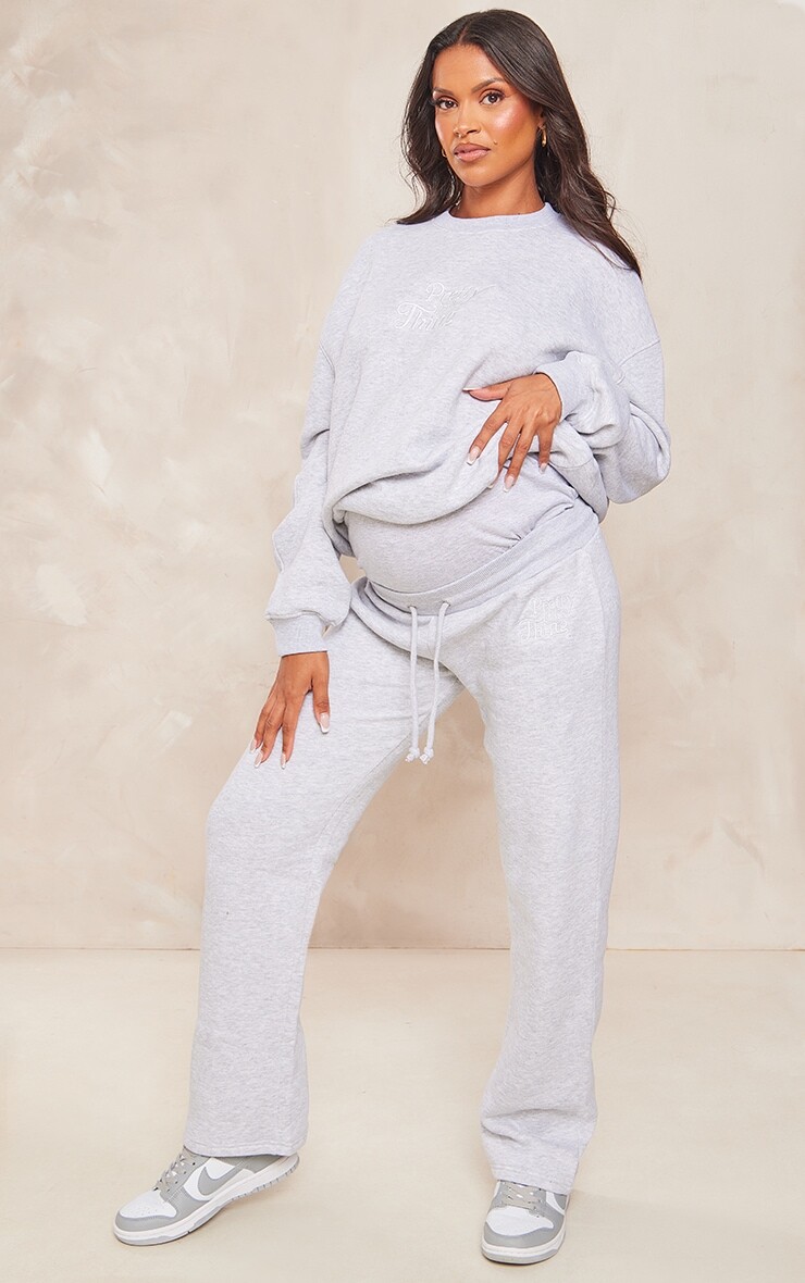 

PrettyLittleThing Для беременных Пепельно-серые широкие джоггеры с вышивкой