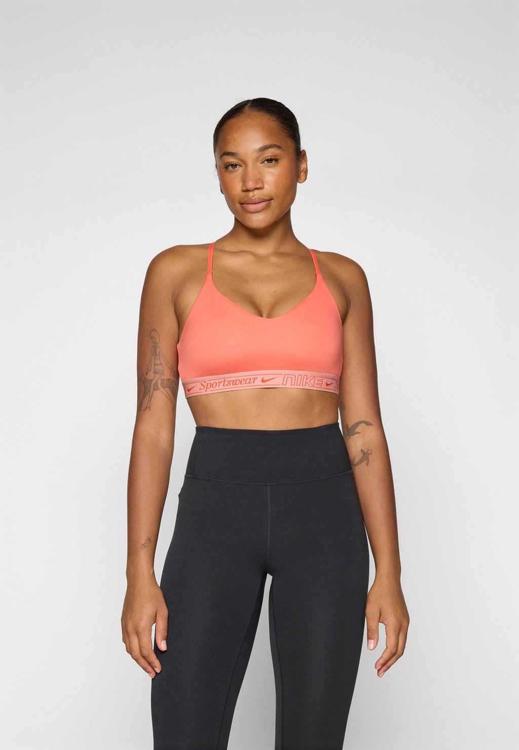 

Спортивный бюстгальтер с легкой поддержкой INDY BRA Nike Performance, коралловый