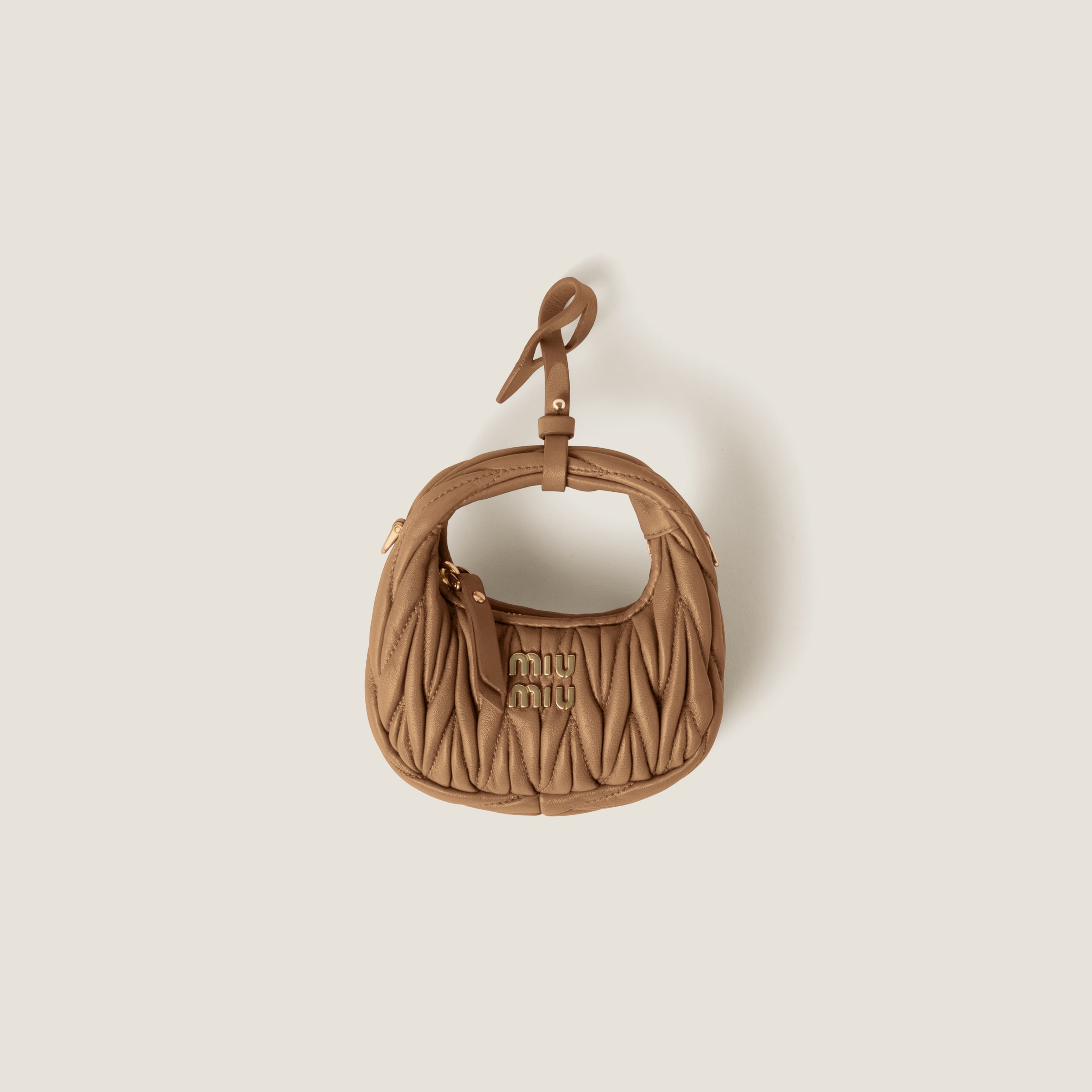 

Сумка-хобо wander из мателассированной наппы, микроверсия MIU MIU, карамель