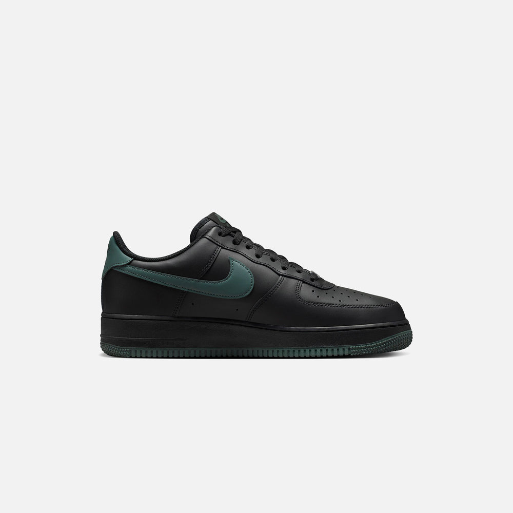 

Кроссовки Nike Air Force 1 '07 LX, цвет Black/Vintage Green