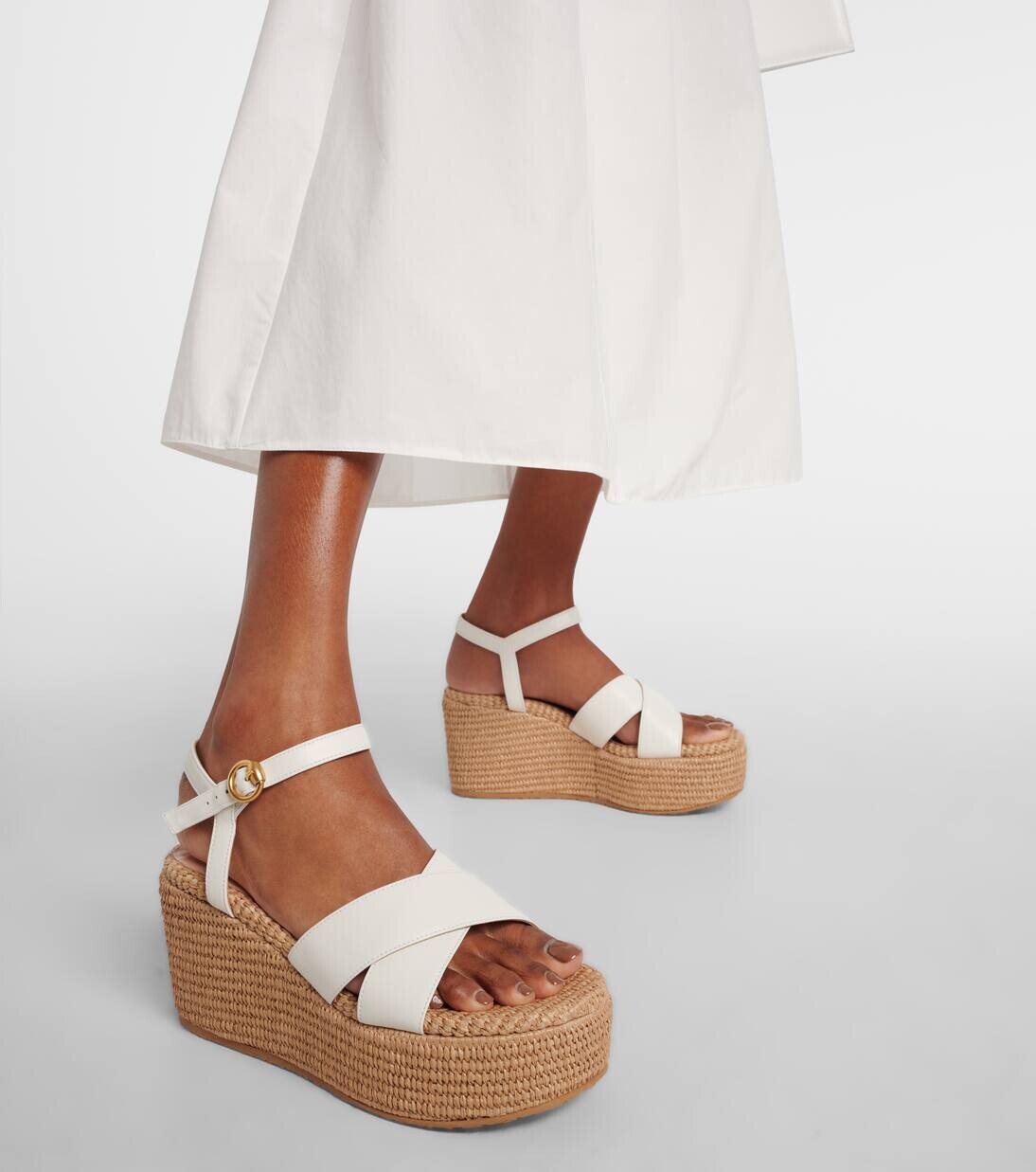 Замшевые босоножки на танкетке Gianvito Rossi, цвет white + naturale — фото 4