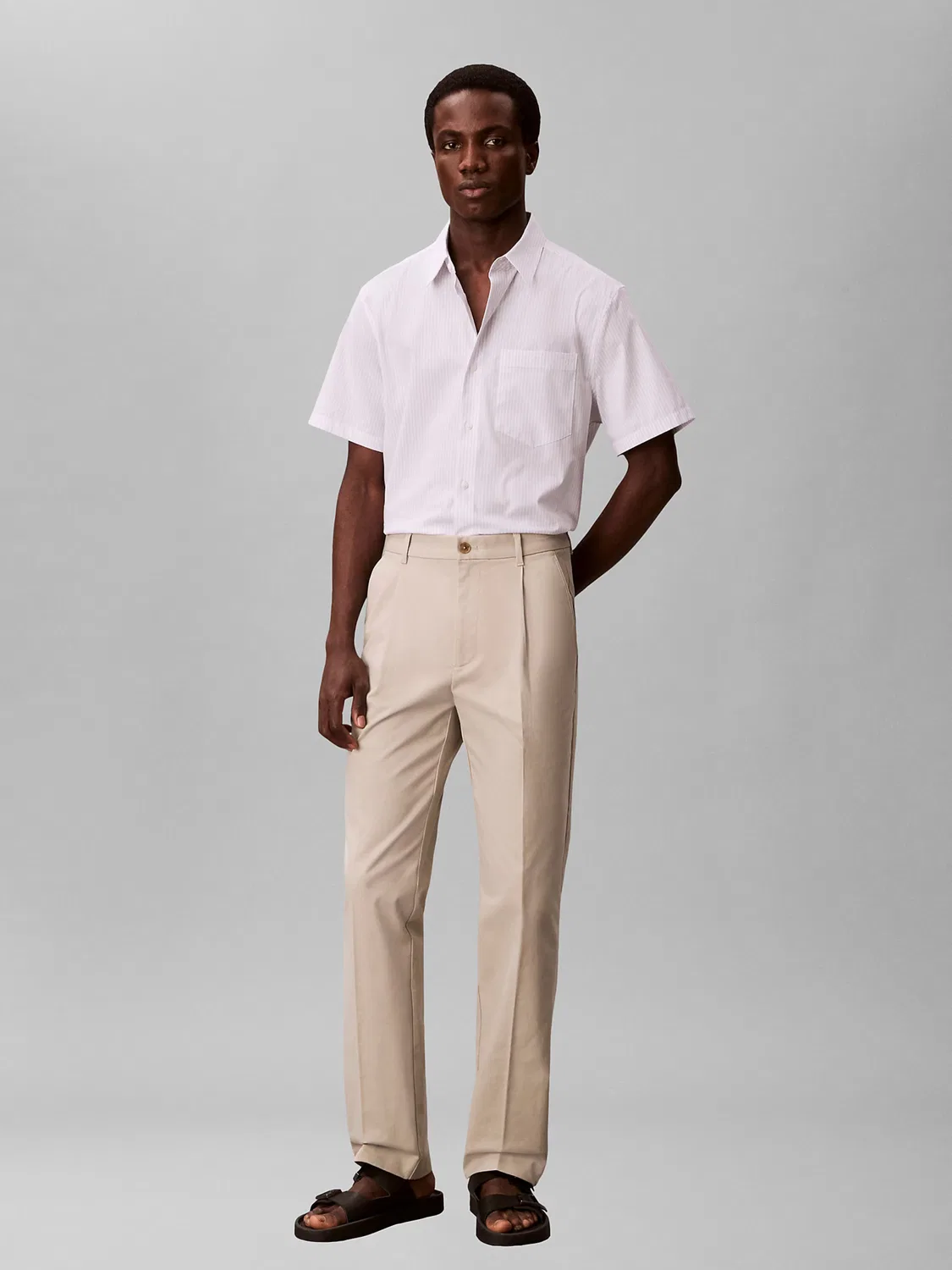 Брюки Calvin Klein Regular со складками спереди, бежевые — фото 3