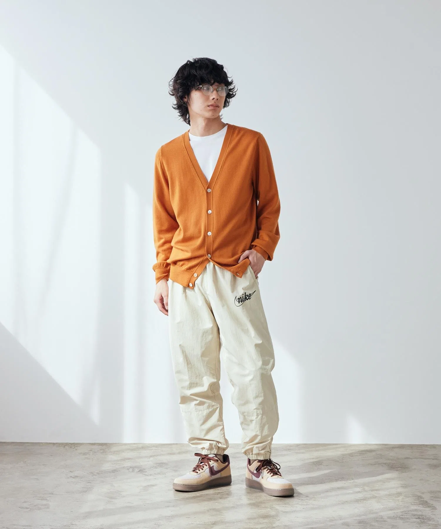 Мужские лёгкие брюки Nike Sportswear Club Light Khaki — фото 4