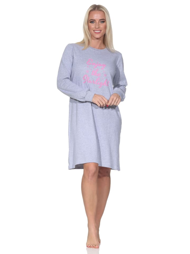 

Уютная ночная рубашка из трикотажной пряжи с длинными рукавами и принтом спереди в сером меланжевом цвете. NORMANN
