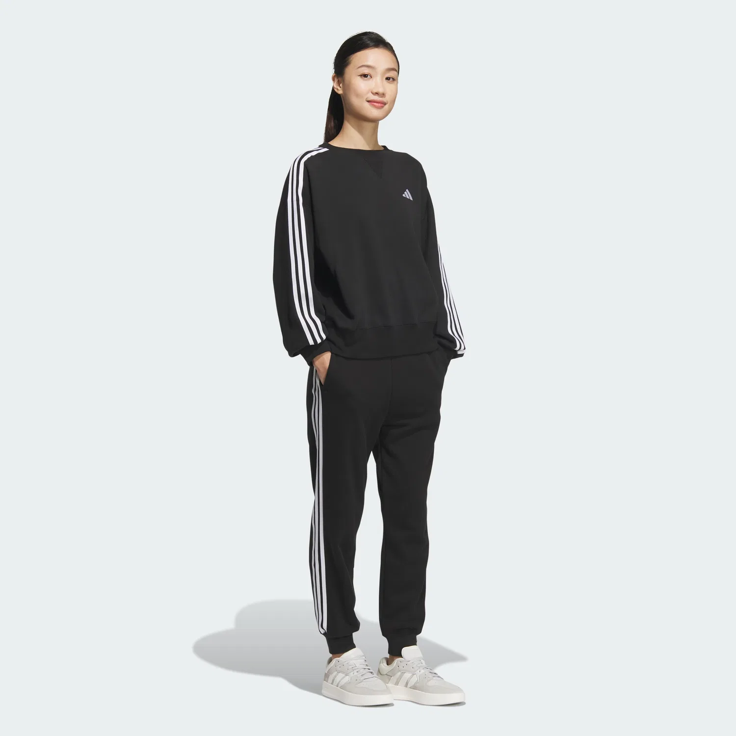Женские зауженные брюки Essential+ 3S French Terry чёрные от Adidas — фото 3