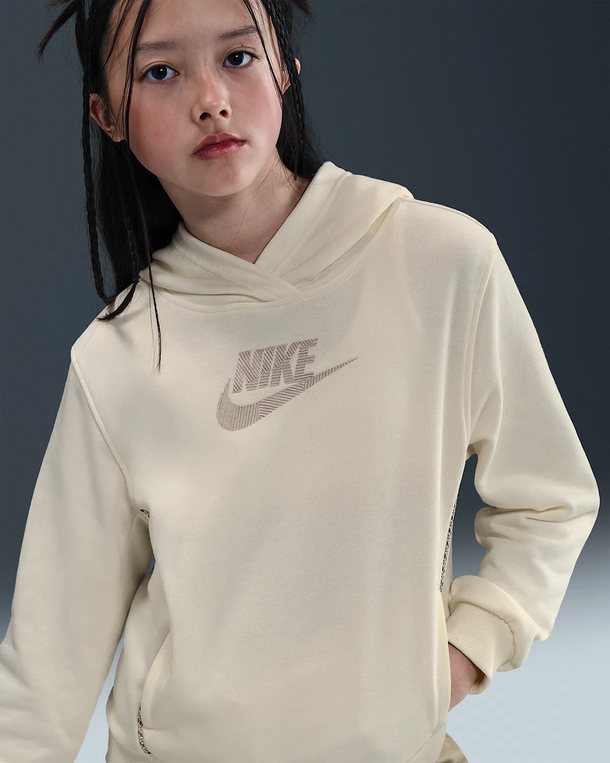 Детская толстовка Nike Sportswear Club из французского флиса, Soft Pearl/Light Orewood Brown — фото 2