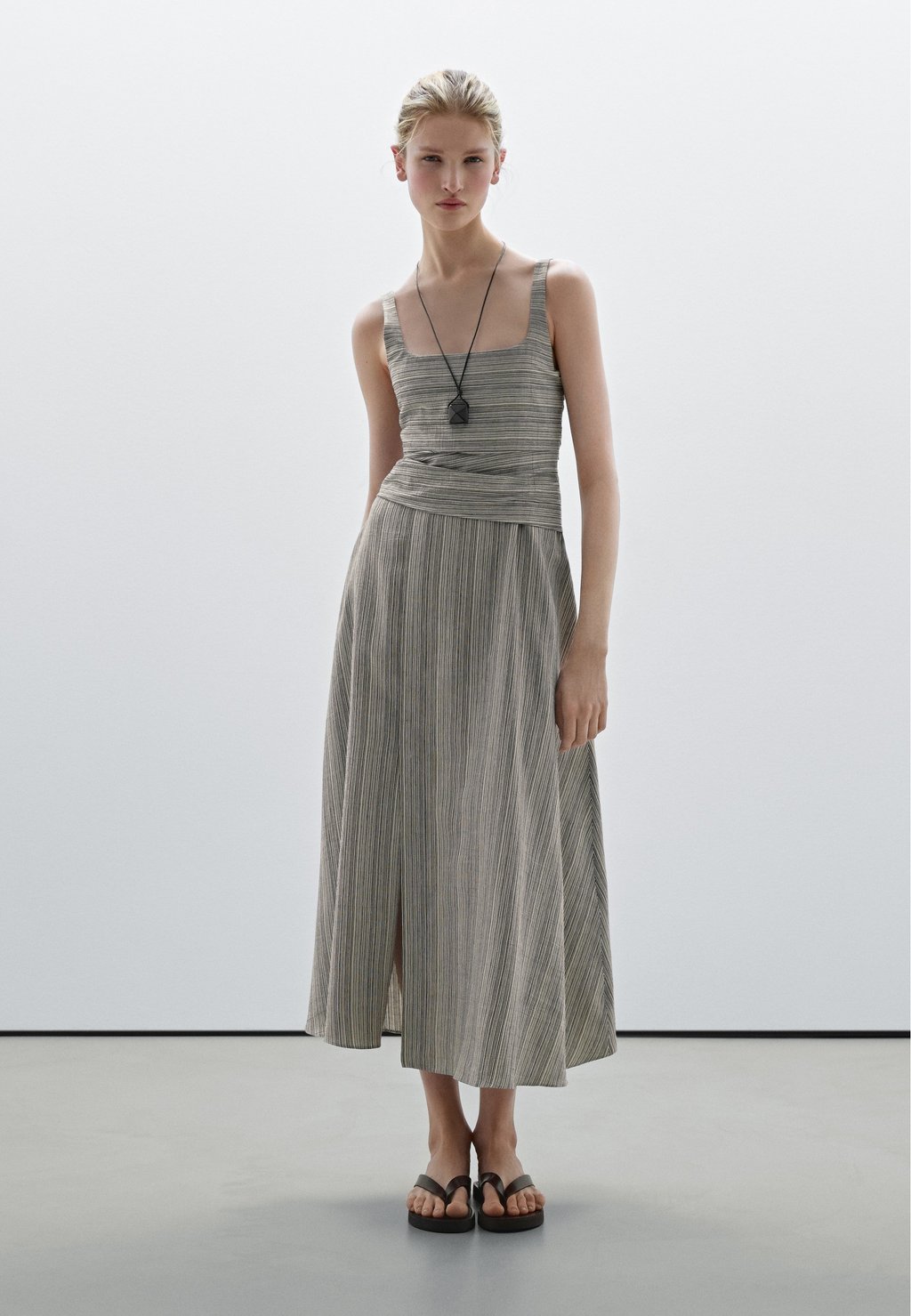 

Повседневное платье STRIPED FLOUNCE MIDI Massimo Dutti, бежевый