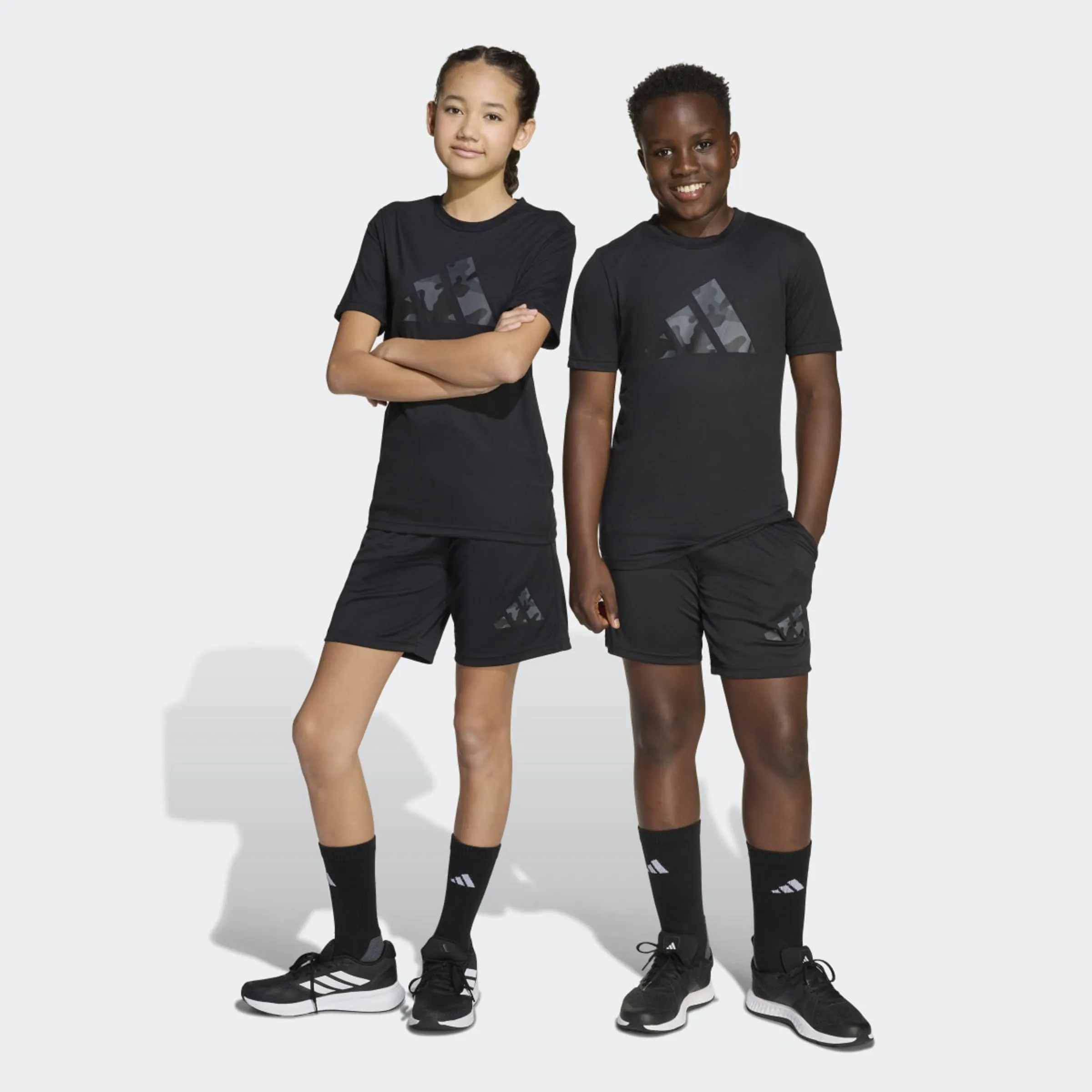 

Детский комплект Train Essentials с камуфляжным принтом Adidas, черный