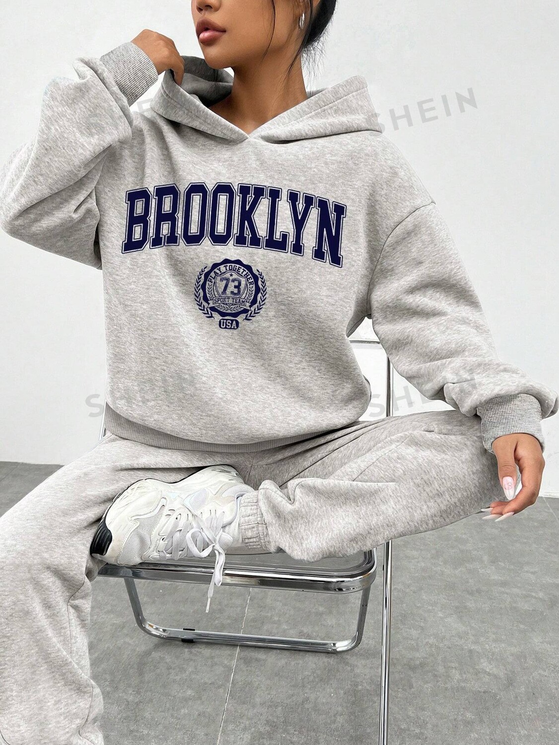 

EZwear Комплект из двух предметов: худи с принтом «Бруклин» и брюки оверсайз для женщин. На осень/зиму Shein, светло-серый