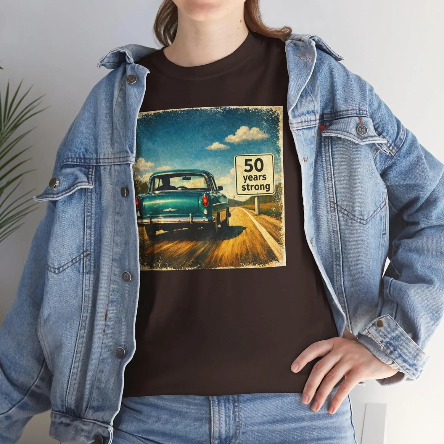 Футболка Unisex на 50-летие, Vintage Car Roadtrip Fifty Tee | Ретро классический автомобиль, подарок на 50 лет, подарок на пятидесятилетие GENERIC, Dark Chocolate — фото 3