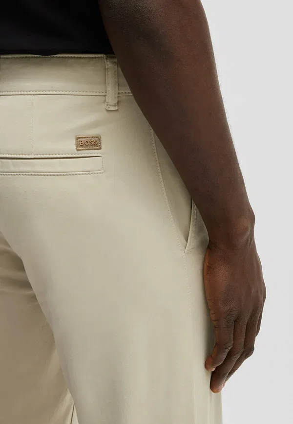 Штаны чинос Boss, модель Chino regular, цвет светло-бежевый — фото 4