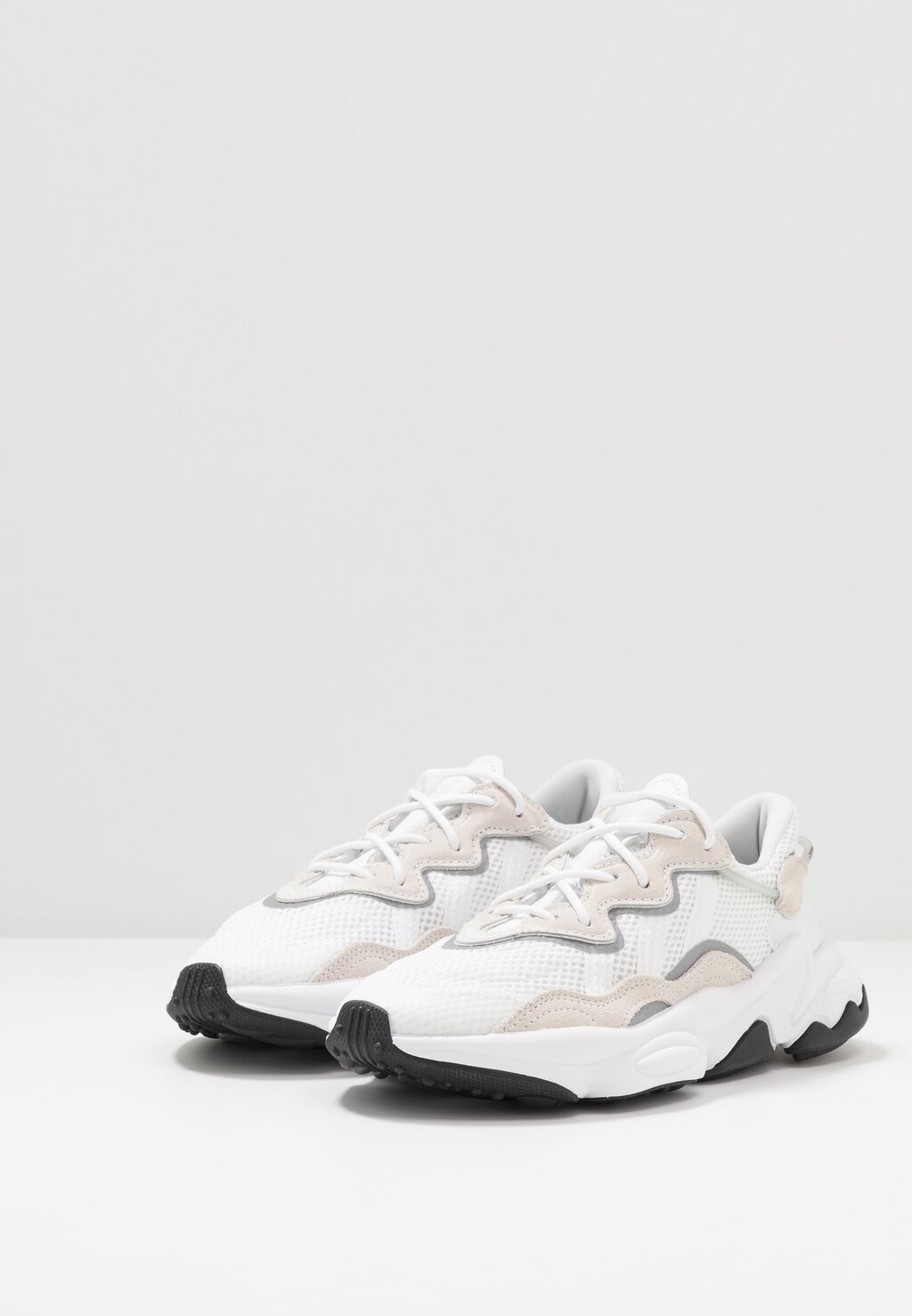 Низкие кроссовки Ozweego adidas Originals, цвет footwear white/core black — фото 4