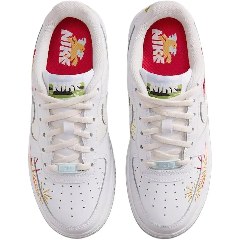 Nike Детские низкие скейтбордистские кроссовки Air Force 1, белые с красными вставками, для подростков — фото 4
