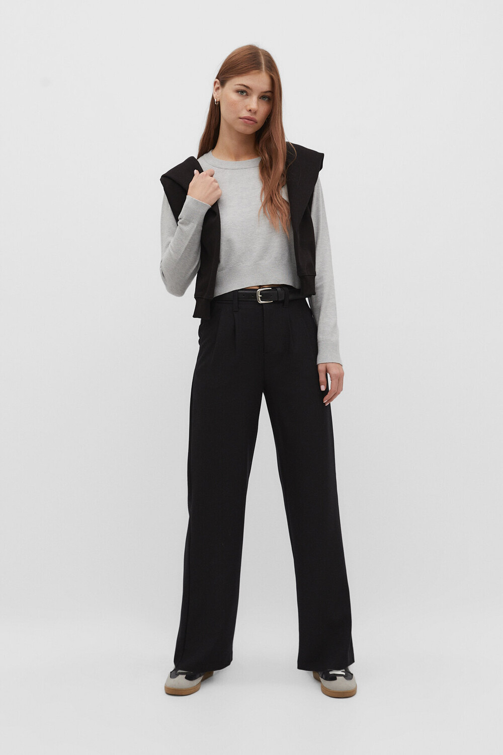 

Шикарные брюки с поясом Stradivarius, черный