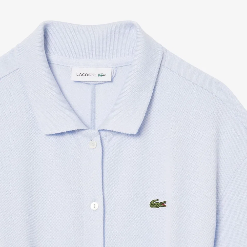 Платье-поло Lacoste Fit & Flare светло-лавандовое с поясом — фото 3