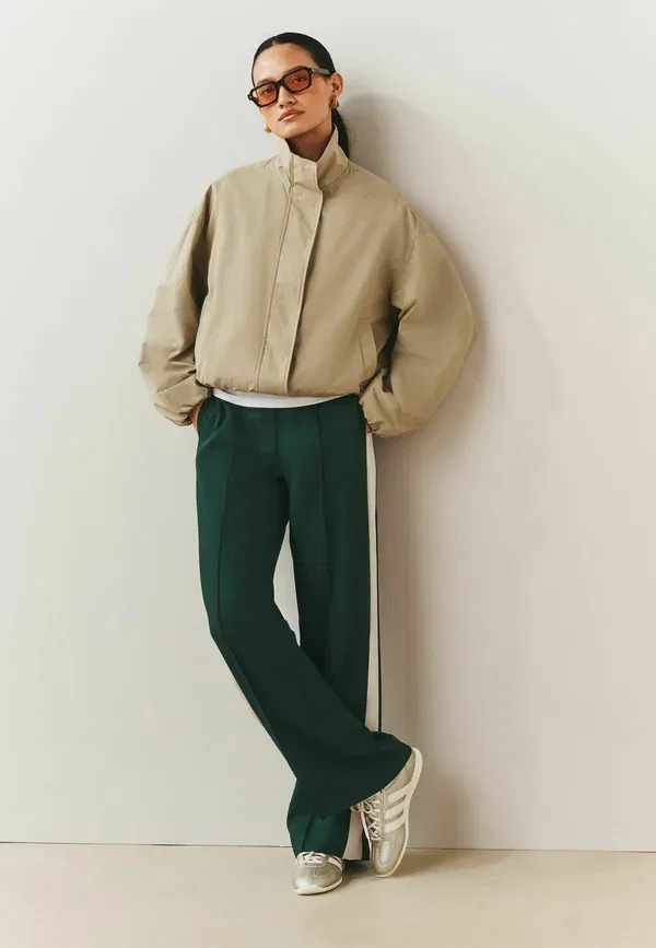 Брюки Next, Regular fit side stripe wide leg tailored trousers, зеленый — фото 2