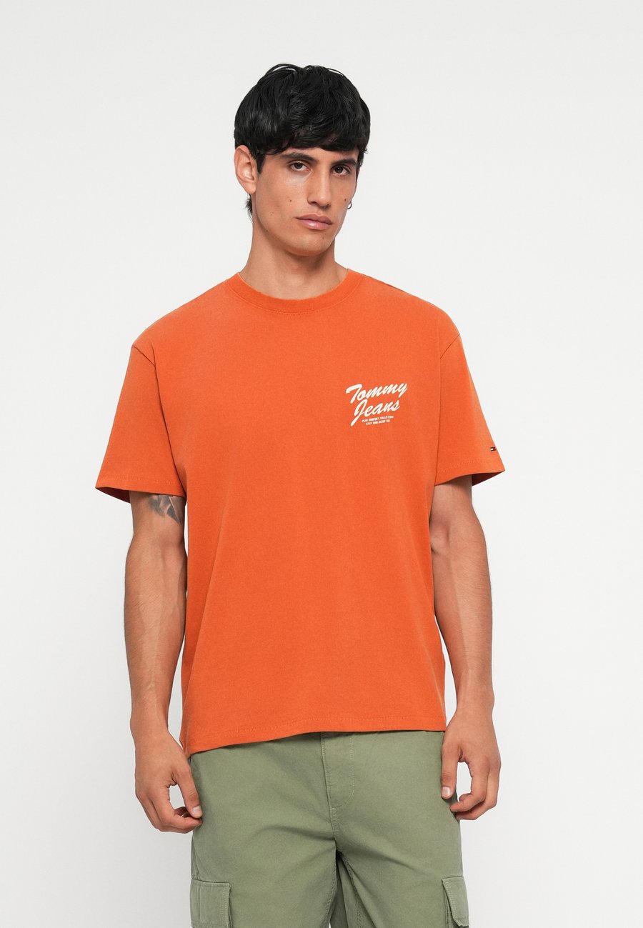 

Футболка Tommy Jeans NOVELTY TEE UNISEX, Voyager Orange/Orange, Оранжевый, Футболка Tommy Jeans NOVELTY TEE UNISEX, Voyager Orange/Orange