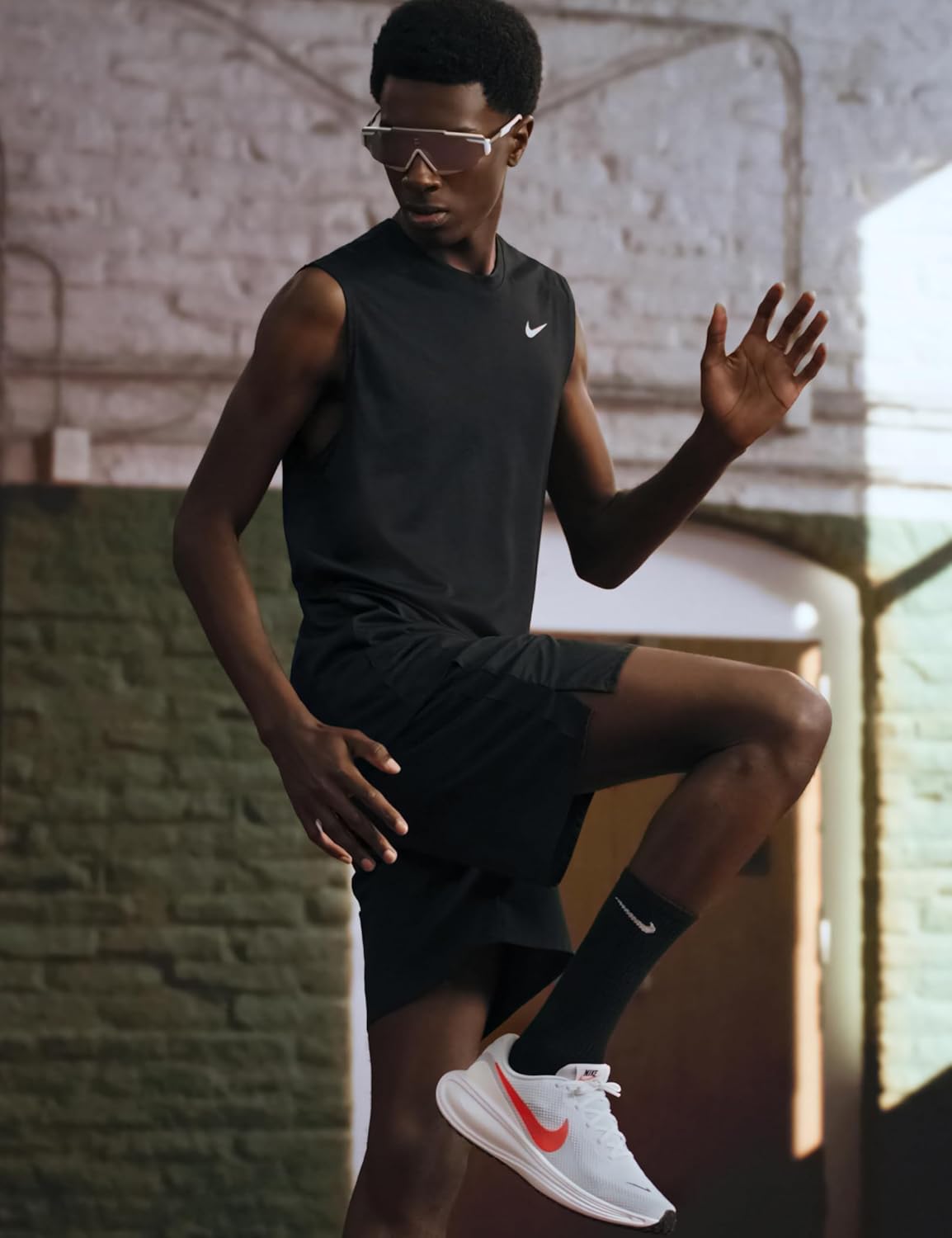 Мужские кроссовки для бега по шоссе Nike Revolution 8, белый/черный/красный/ярко-красный — фото 2