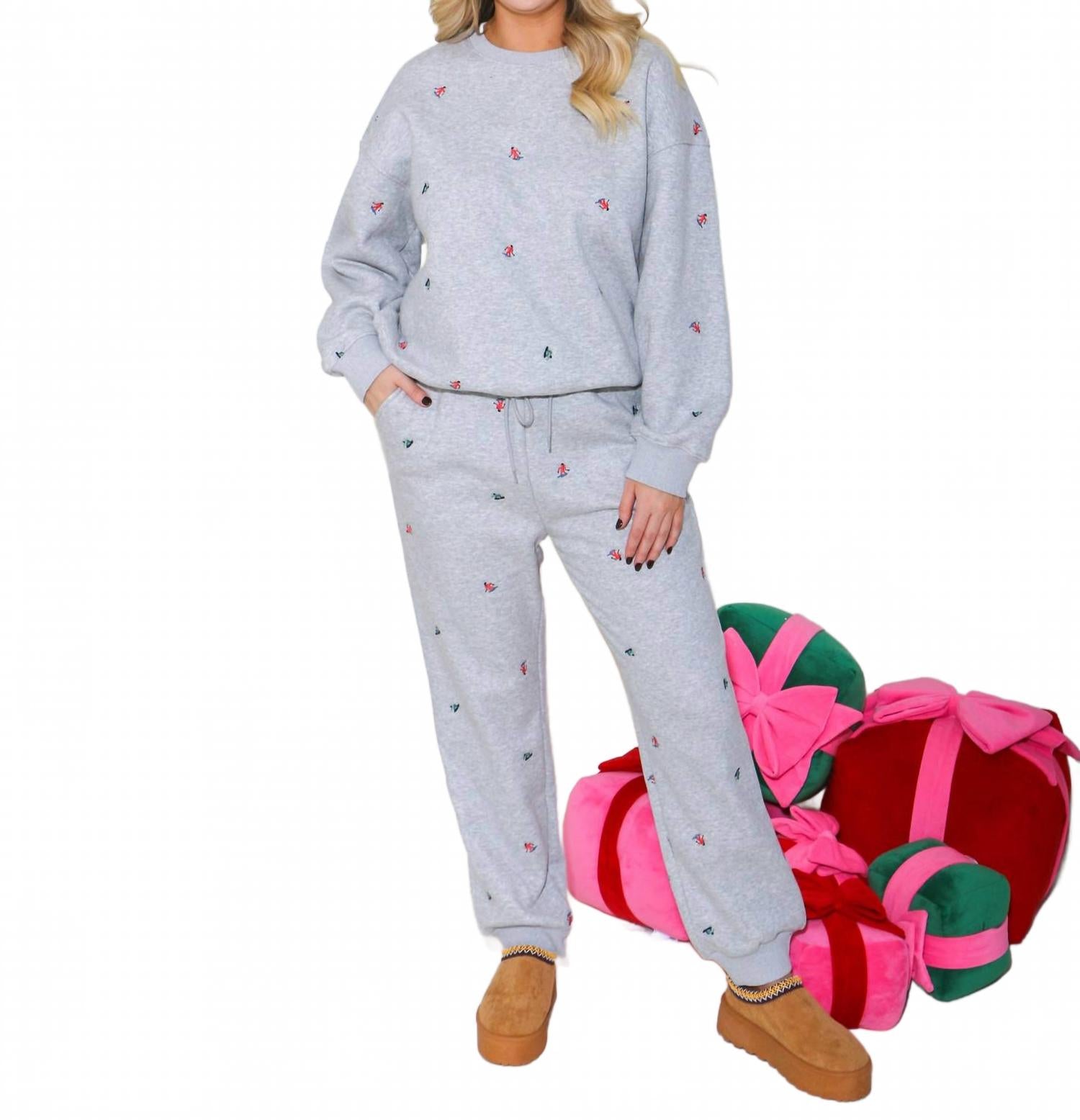 

Серый лыжный костюм с вышивкой GILLI