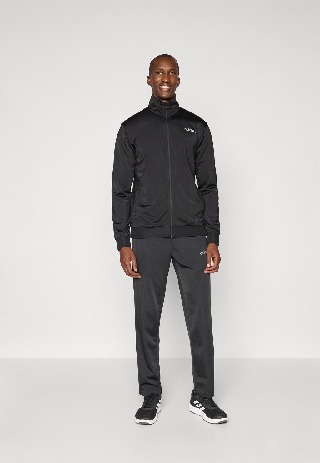 

Костюм LINEAR SET Adidas Sportswear, черный