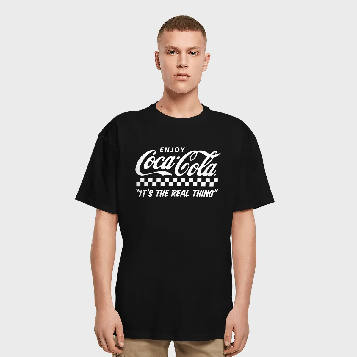 

Футболка Upscale by Mister Tee Coca Cola Enjoy Coke Oversize Tee, черно-белый