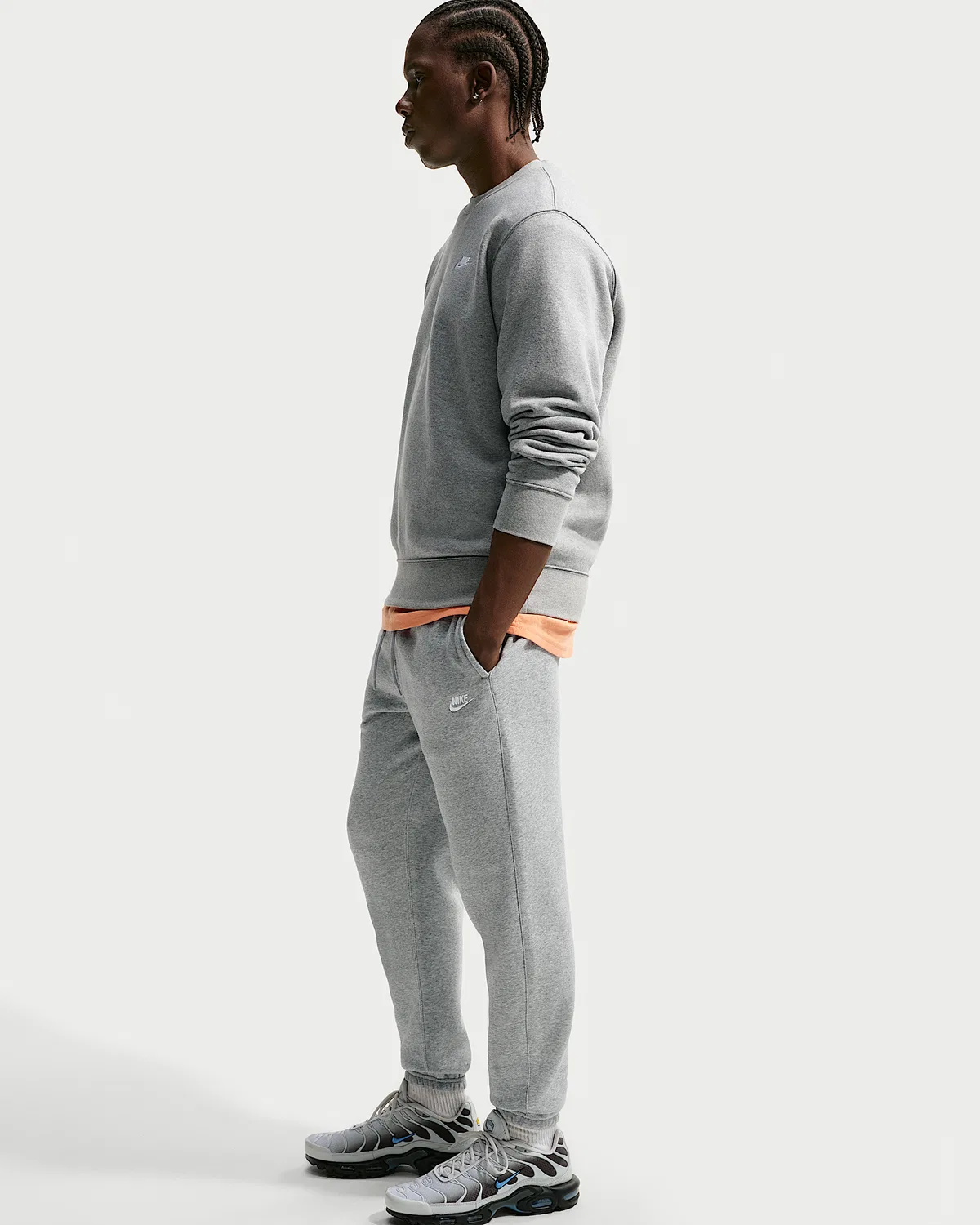Мужские спортивные штаны Nike Club на флисе с манжетами, Dark Grey Heather/Light Smoke Grey/White — фото 4