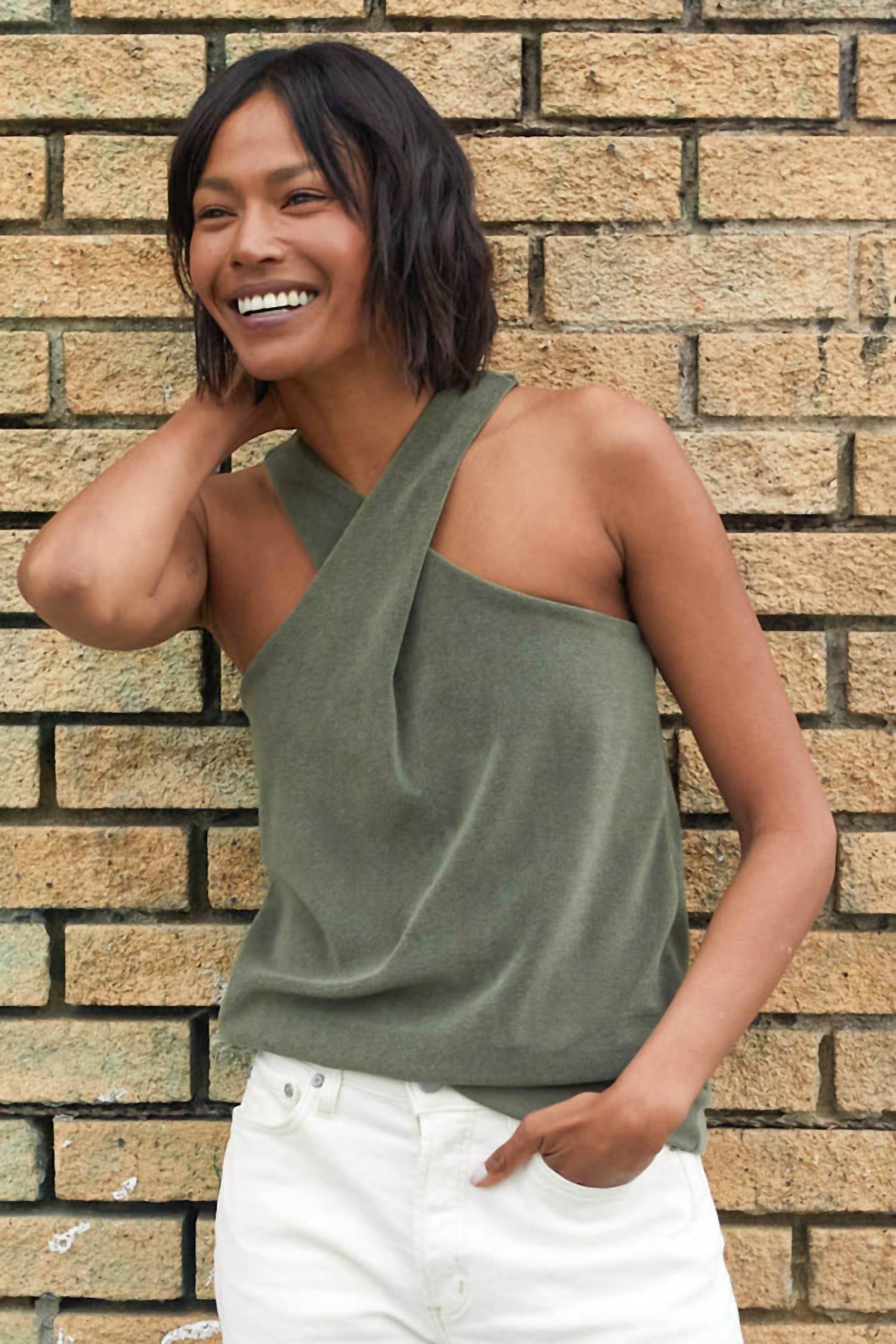 

Топ Rewind Cross Tank Top в цвете Olive Night Outerknown