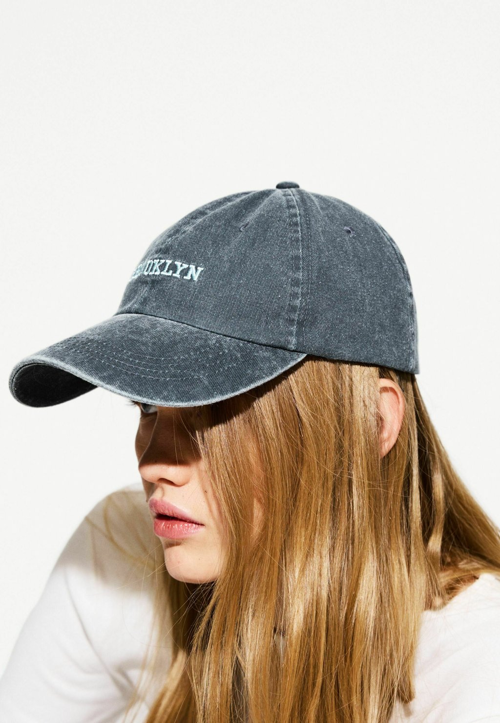 

Бейсболка Bershka, темно-синий