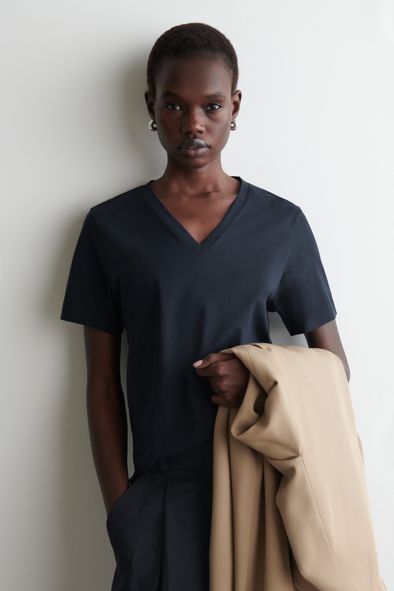 

Хлопковая футболка с v-образным вырезом COS, темно-синий