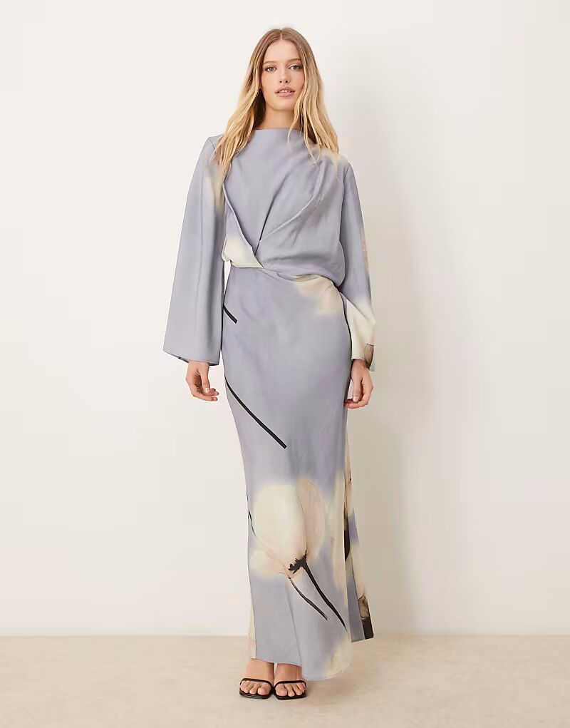 

Длинное платье-макси ASOS DESIGN синего цвета с косым кроем, складками на талии и ярким цветочным принтом