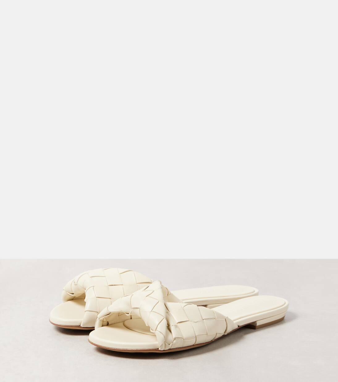 Кожаные слайдеры Blink Intrecciato Bottega Veneta, цвет sea salt — фото 4
