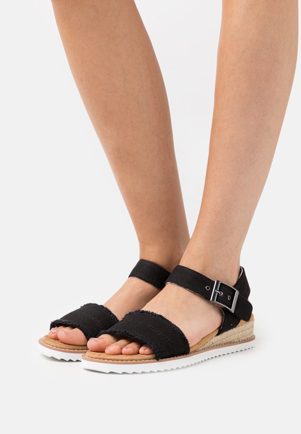 

Босоножки на танкетке Skechers, черный