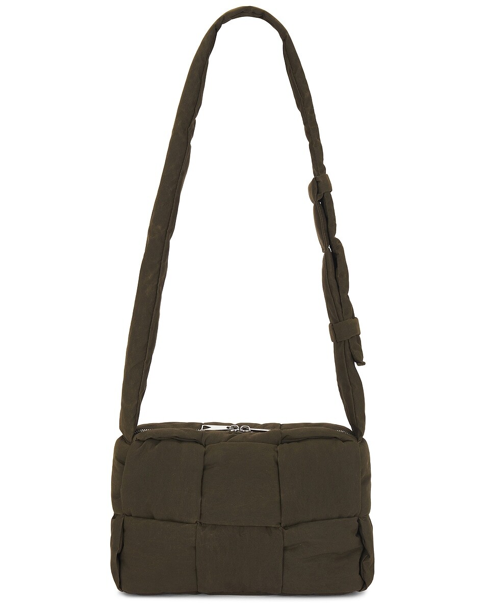Сумка Medium Padded Tech Cassette Waxed Canvas Bottega Veneta, оливковый/серебряный — фото 2
