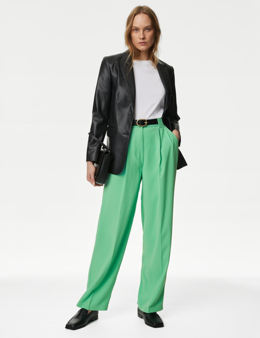 

Креповые прямые брюки со складками спереди Marks & Spencer, цвет Leaf