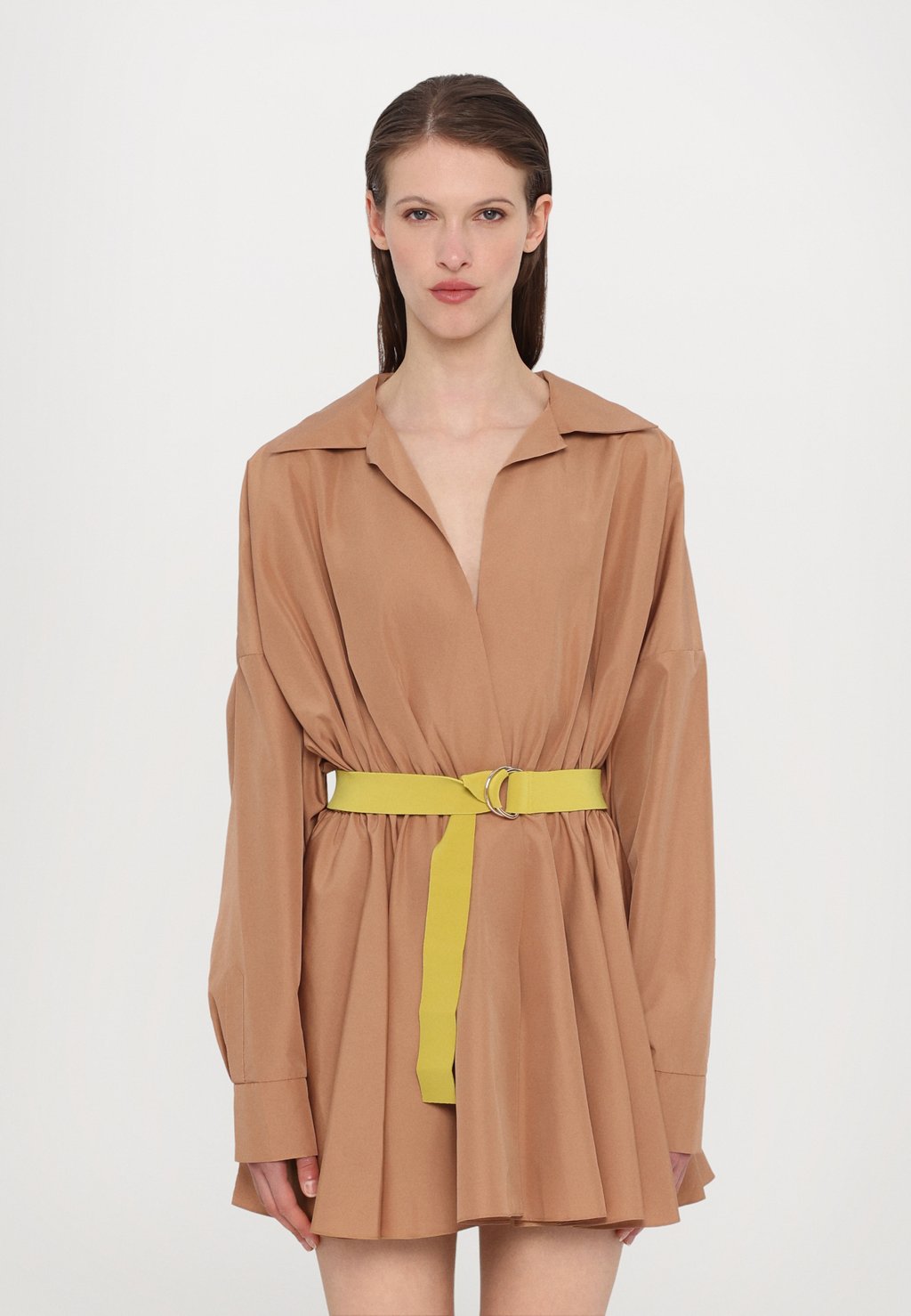 

Платье-рубашка SUPER OVERSIZED SHIRT FLARED MINI DRESS Norma Kamali, светло-коричневый
