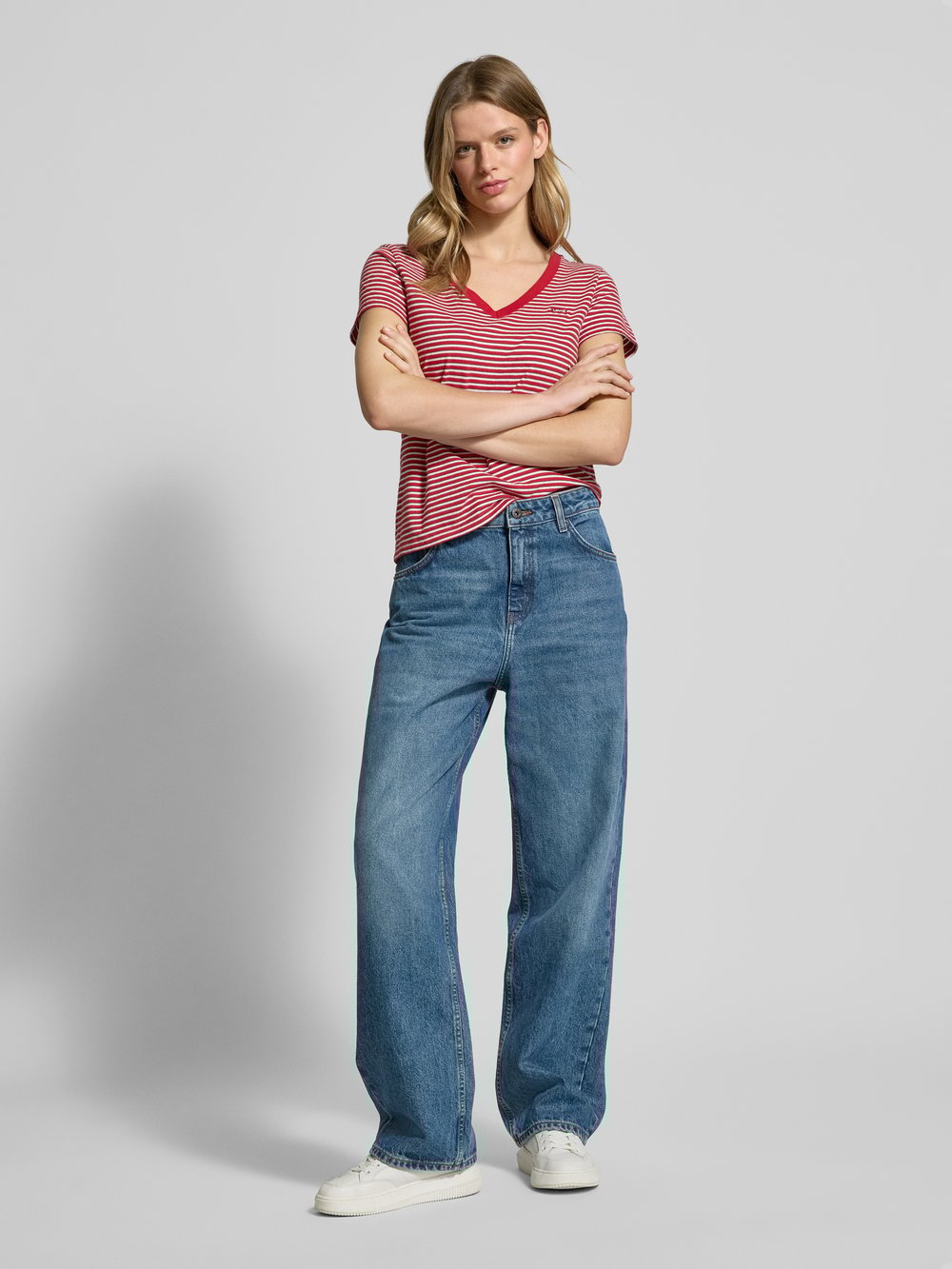

Футболка с V-образным вырезом Levi's, красный