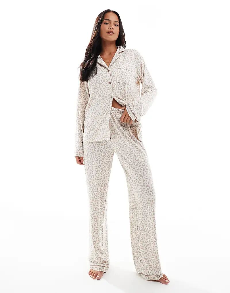 

Пижамный комплект из супермягкого трикотажного топа с воротником-стойкой и брюками свободного кроя с отделкой окантовкой нейтрального леопардового цвета