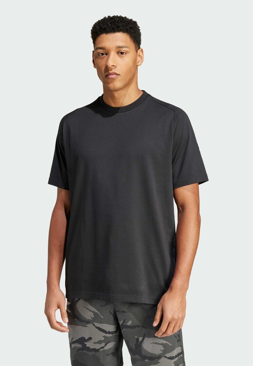 

Принт на футболке TEE adidas, черный